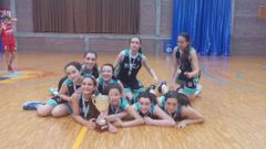 El equipo infantil del Baloncesto Costa �rtabra, con su trofeo