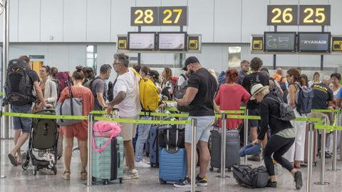 Pasajeros en el aeropuerto de Santiago, en una foto del pasado verano