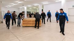 Llegada de las obras para la muestra en la Cidade da Cultura