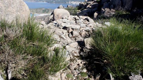 Monte de O Pindo.Restos de las murallas del castillo de San Xurxo, en O Pedrullo