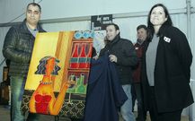 Mar�a Regueira con el cuadro que don� a los hosteleros. 