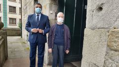 En la imagen, el  padre Gonzalo, coordinador del comedor de San Francisco, acompa�ado Por Gonzalo Taleg�n, director de �rea de CaixaBank en Pontevedra