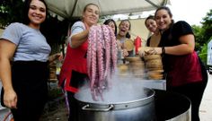 Los puestos gastron�micos permiten comer dentro del recinto romero hasta que concluya la fiesta el pr�ximo martes. 