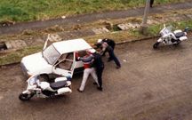 Simulacro de detenci�n por motoristas de un coche y cacheo del sospechoso.