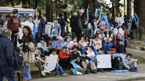 Los m�s peque�os de Xinzo salieron con sus pancartas de apoyo al ciclista local, Carlos Canal