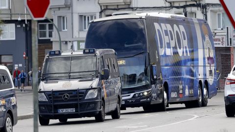 El bus del Deportivo, escoltado por la Polic�a Nacional antes de un partido de la pasada temporada.