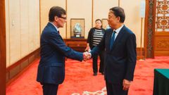 El presidente de la Generalitat, Salvador Illa (i), mantiene una reunin este viernes en el Gran Palacio del Pueblo de Pekn con el vicepresidente del Legislativo chino, Wu Weihua (d), como parte de su visita oficial a China.