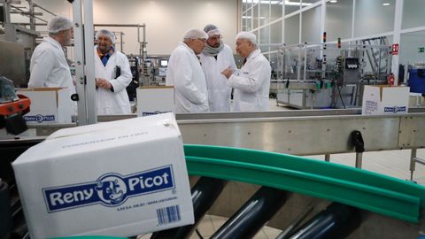 El presidente del Principado, Adrin Barbn, con autoridades y Francisco Fernndez, el fundador de Reny Picot / ILAS, durante una visita a la fbrica de Anleo
