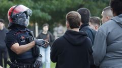 Un agente de la Ertzaintza durante una intervencin antidisturbio en el campus de Leioa.