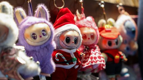 Labubus en el mercado navideño de Manhattan