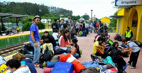Multitud de j�venes a la espera del tren a Ortigueira.