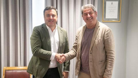 El presidente de la Deputaci�n, Valent�n Gonz�lez Formoso, y el alcalde de Dumbr�a, Ra�l Gonz�lez Lado, tras la firma del convenio para la construcci�n del futuro PAI de Berdeogas.