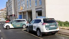 En la imagen, un veh&iacute;culo de la Guardia Civil accede con un arrestado al interior de los juzgados de Carballo el pasado mes de abril. El sospechoso fue enviado a prisi&oacute;n provisional por supuesto delito de violencia de g&eacute;nero.