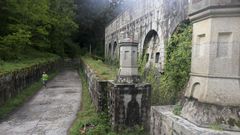 La fachada principal el castillo y la carretera que la rodea. 