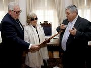 El alcalde entregando el t�tulo a los hermanos de Ricardo Pedreira.