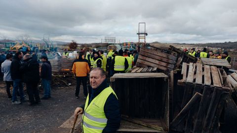 Los agricultores y ganaderos hicieron hogueras con rulos de paja, ruedas y ramas de �rboles