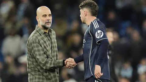 Guardiola y Valverde se saludan al terminar el partido en M&aacute;nchester.