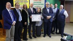 Mark Guscin (en el centro), con el diploma y la medalla de oro sir John Moore que le otorg la Asociacin The Royal Green Jackets con motivo de su 30. aniversario