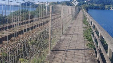 Zonas reparadas por ADIF en el puente del tren entre Neda y Narn