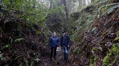 Maria Isabel Rodr�guez, de la asociaci�n Gato Seselle, y el arque�logo Ant�n Fern�ndez Malde en la mina a cielo abierto de Bouz�n, en Trasanquelos (Oza-Cesuras)