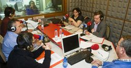 <span lang= es-es >Los candidatos</span>. En la izquierda, Xo�n Manuel Rodr�guez Bastida, de Somos Fene; Ant�n Noceda, del PSOE, Xulio Rodr�guez, de Avante; a la derecha, Mari Carmen Mart�nez, de EU; Juventino Trigo, del BNG; y en el centro, Gumersindo Galego, del PP. 