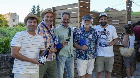 Asistentes a O Viño, un compañeiro de vida en Beade.