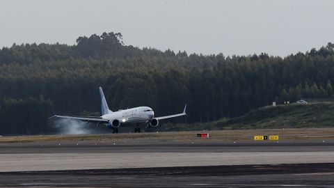 Uno de los vuelos de United Airlines procedentes de Nueva York aterriza en Lavacolla