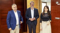 Heriberto Garca, secretario general de Vivenda; Alberto Varela, presidente de la Fegamp, y Mara Martnez Allegue, conselleira de Vivenda
