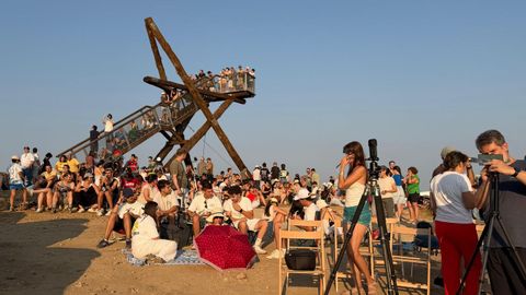 Numerosas personas se reunieron en torno al mirador de Serra Penas, en B�veda, para contemplar el eclipse