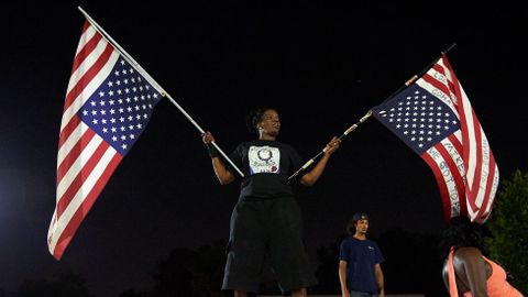 Los manifestantes corearon esl�ganes como ��Manos arriba, no disparen!� y ��Por qui�n hacemos esto? Lo hacemos por Mike Brown�.