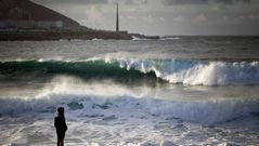Jornada de fuerte oleaje en el Orz�n de A Coru�a