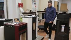 Eloy Fern�ndez, gerente de Lar e Fogo, especializados en calefacciones de pellets y le�a