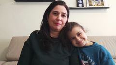 Carla con su madre, Maite, en su casa de Lugo