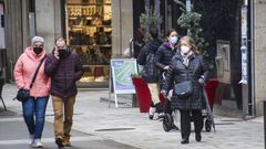 Gente paseando por las calles de Ribeira, donde los contagios siguen en ascenso