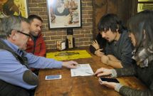 Integrantes de la plataforma Salvemos Catas�s se reunieron ayer para analizar la situaci�n. 