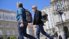 Una pareja de turistas pasea este mi�rcoles por la plaza de Mar�a Pita