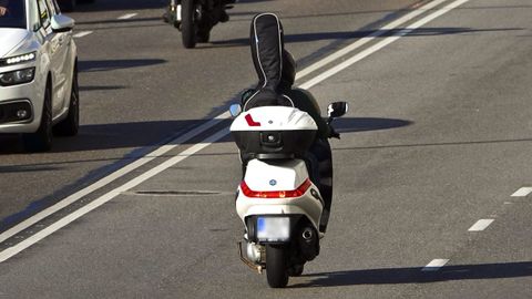 Un motorista transportando una guitarra, en una imagen de archivo