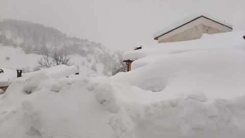 Sotres permanece cubierto de nieve