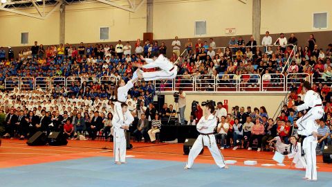 VISITA DE VICENTE DEL BOSQUE A RIBEIRA PARA RECIBIR PREMIO DEL CLUB DE TAEKUONDO NATURAL SPORT VIDELGI