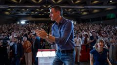 Pedro S�nchez sube al escenario seguido de Ar�nzazu Figueroa, la nueva l�der de las Juventudes Socialistas, en un acto celebrado este domingo en Madrid.