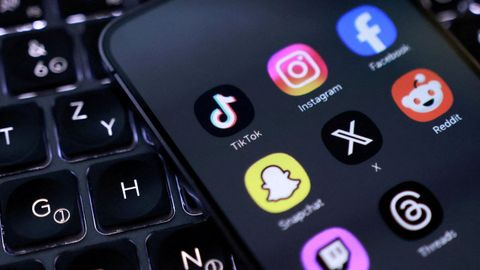 Iconos de aplicaciones de redes sociales en un tel�fono m�vil.