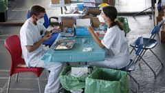 Enfermeros preparan viales para vacunar contra el covid en el recinto ferial de Pontevedra