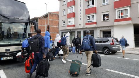 Llegada este viernes a Monterroso de 20 refugiados, que se suman a los otros cien que llegaron el jueves