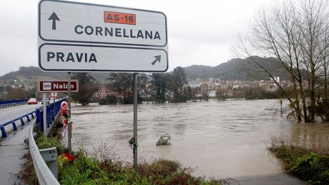 Estado que presenta uno de los principales accesos a Pravia por el desbordamiento del ro Naln como consecuenica de las intensas lluvias caidas