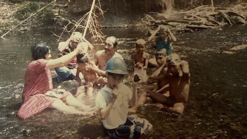 Bañándose en el río en las islas Molucas