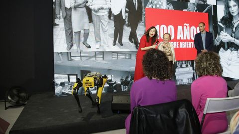 Gladys V�zquez, Mari Luz Reguera y Luis Fern�ndez reciben el �ltimo peri�dico.