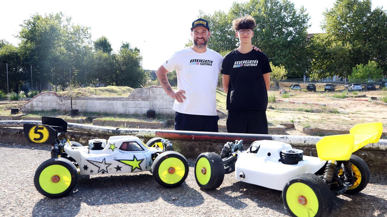 Padre e hijo unidos por el minirrugido de los motores
