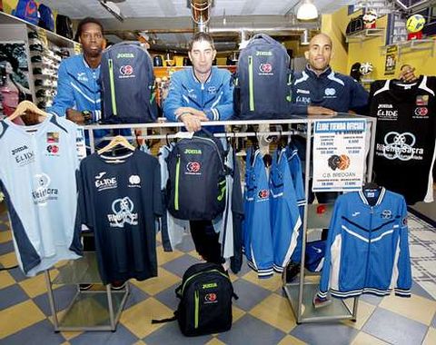 Mamadou Samb, Lisardo G�mez y Dani L�pez realizaron ayer una visita a Deportes �lide. 