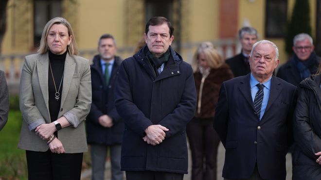 El presidente de la Junta de Castilla y Le&oacute;n, Alfonso Fern&aacute;ndez Ma&ntilde;ueco, preside el minuto de silencio convocado por la Junta de Castilla y Le&oacute;n en honor a las v&iacute;ctimas del accidente ferroviario en Adamuz.