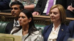 Rishi Sunak y Liz Truss, dos de los pesos pesados de la contienda conservadora, flanqueando a la ministra de Interior, Priti Patel, que no hasta este martes no ha dado su apoyo a ning�n candidato